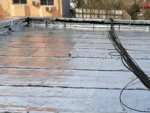 南票卫生间漏水维修公司分享下南票屋面楼顶防水刚性防水层施工要点。